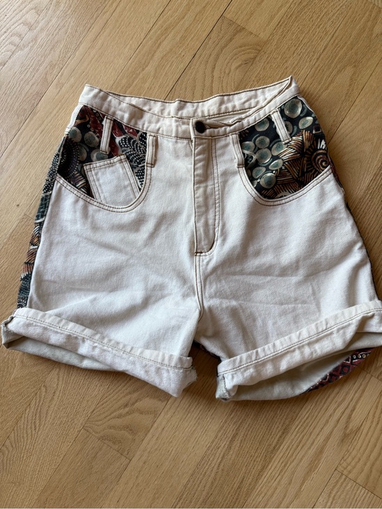NIKI-LEE Pants - vintage ✨Niki-Lee Cream Denim Shorts with Patterned Pocket and Side Panels